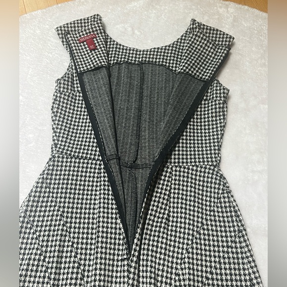 Merona Sz Small Black & White Cap Sleeve Dress. Back zipper. Flared back skirt - Picture 7 of 8